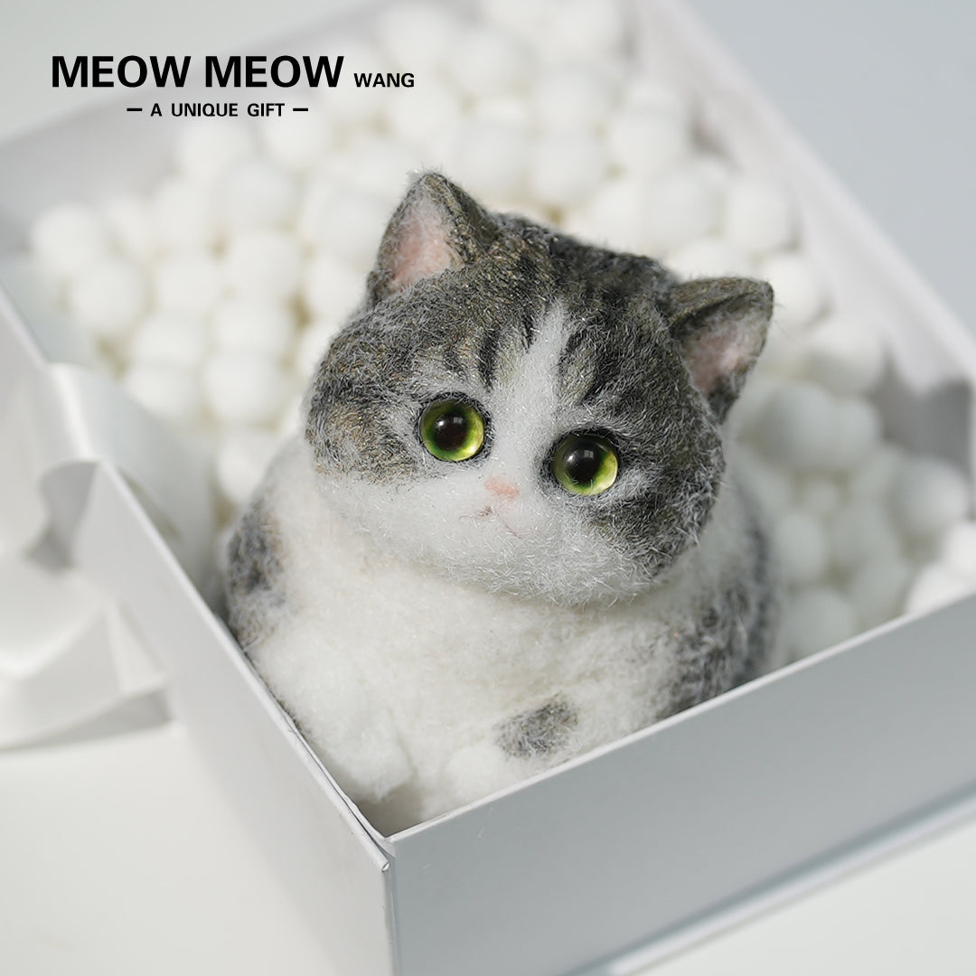 C07:White Chubby Green Vertical Pupil Civet Cat
