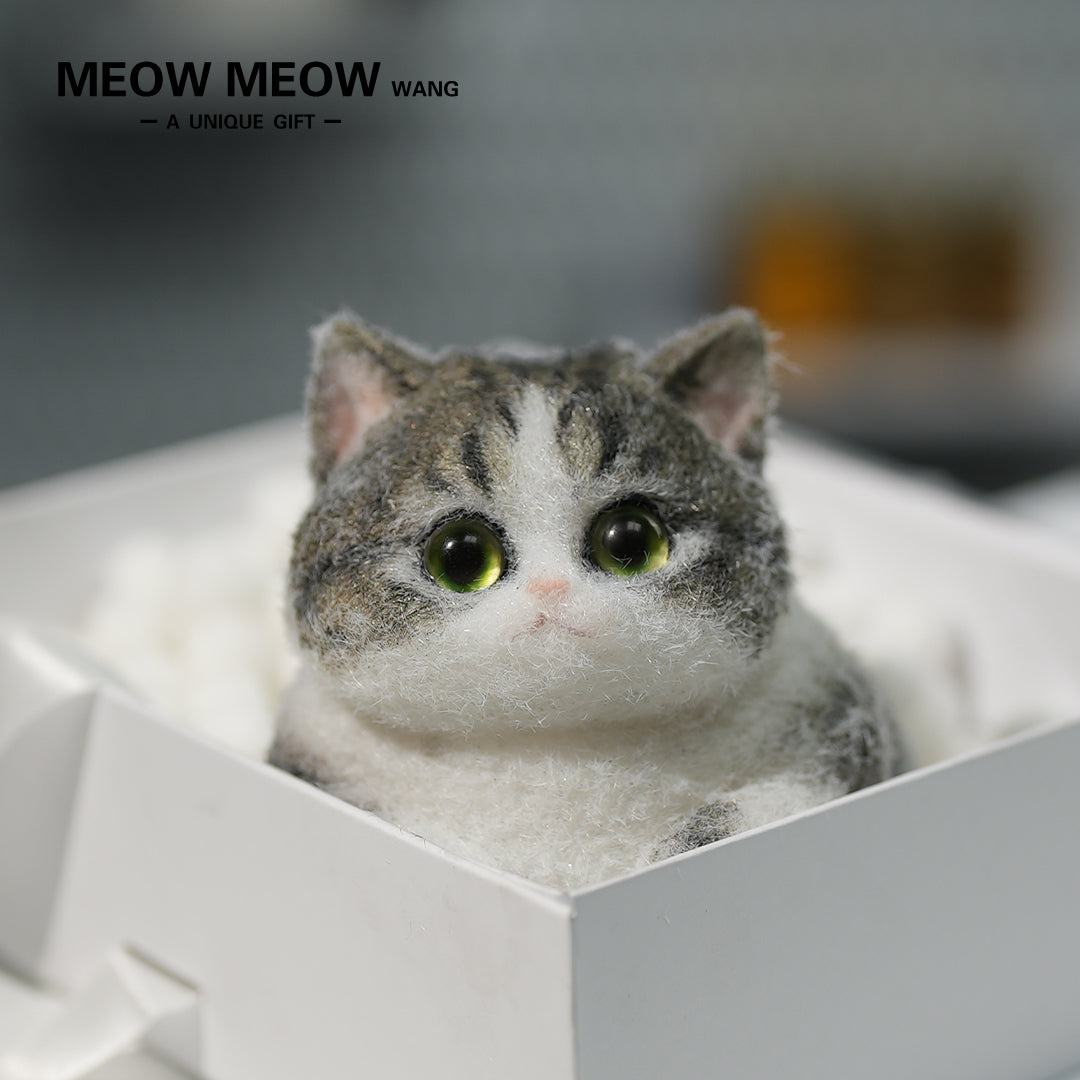C07:White Chubby Green Vertical Pupil Civet Cat