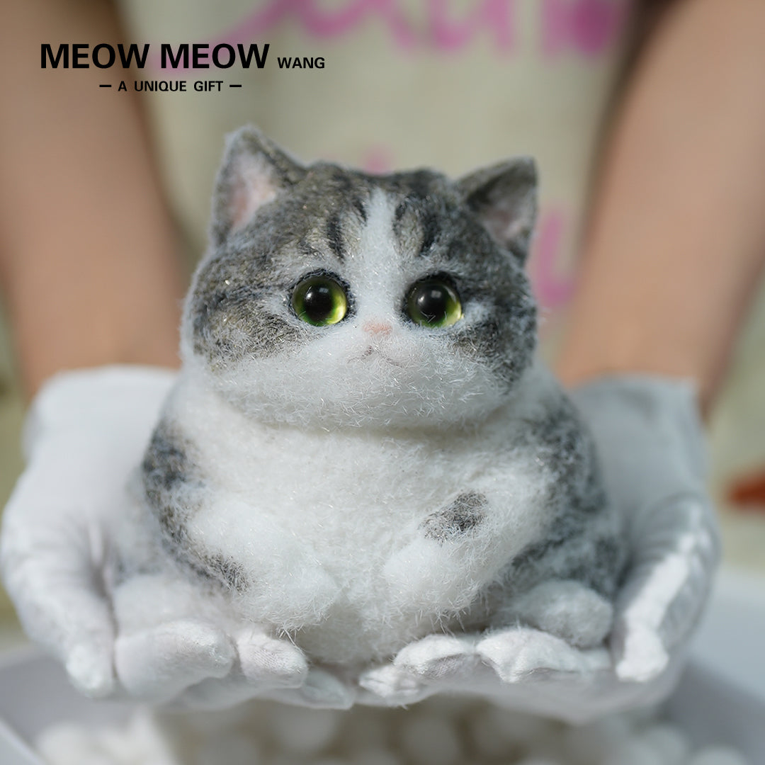 C07:White Chubby Green Vertical Pupil Civet Cat