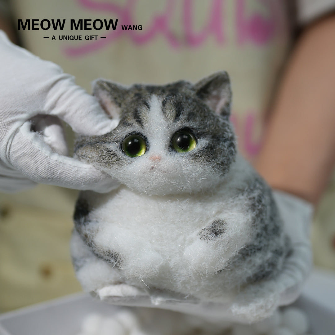 C07:White Chubby Green Vertical Pupil Civet Cat