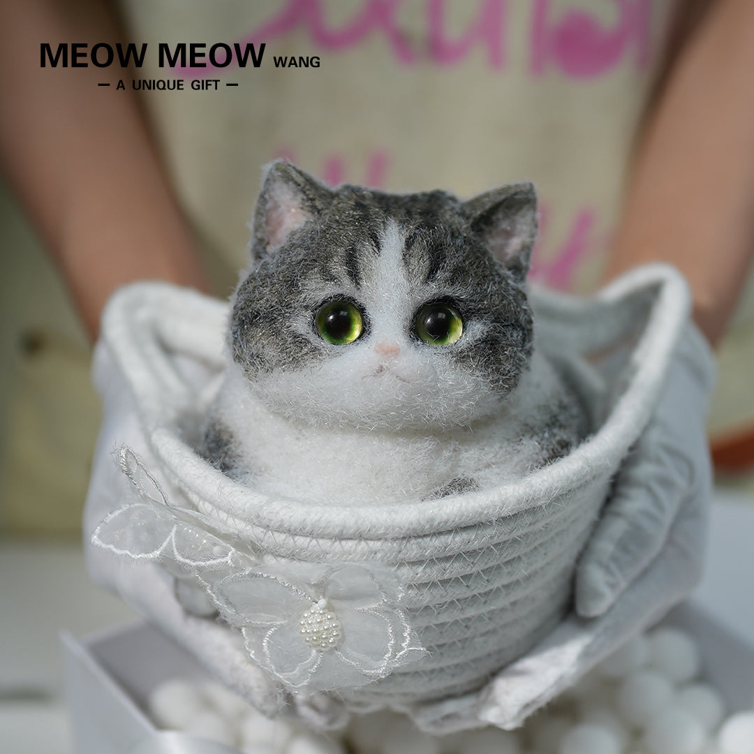 C07:White Chubby Green Vertical Pupil Civet Cat